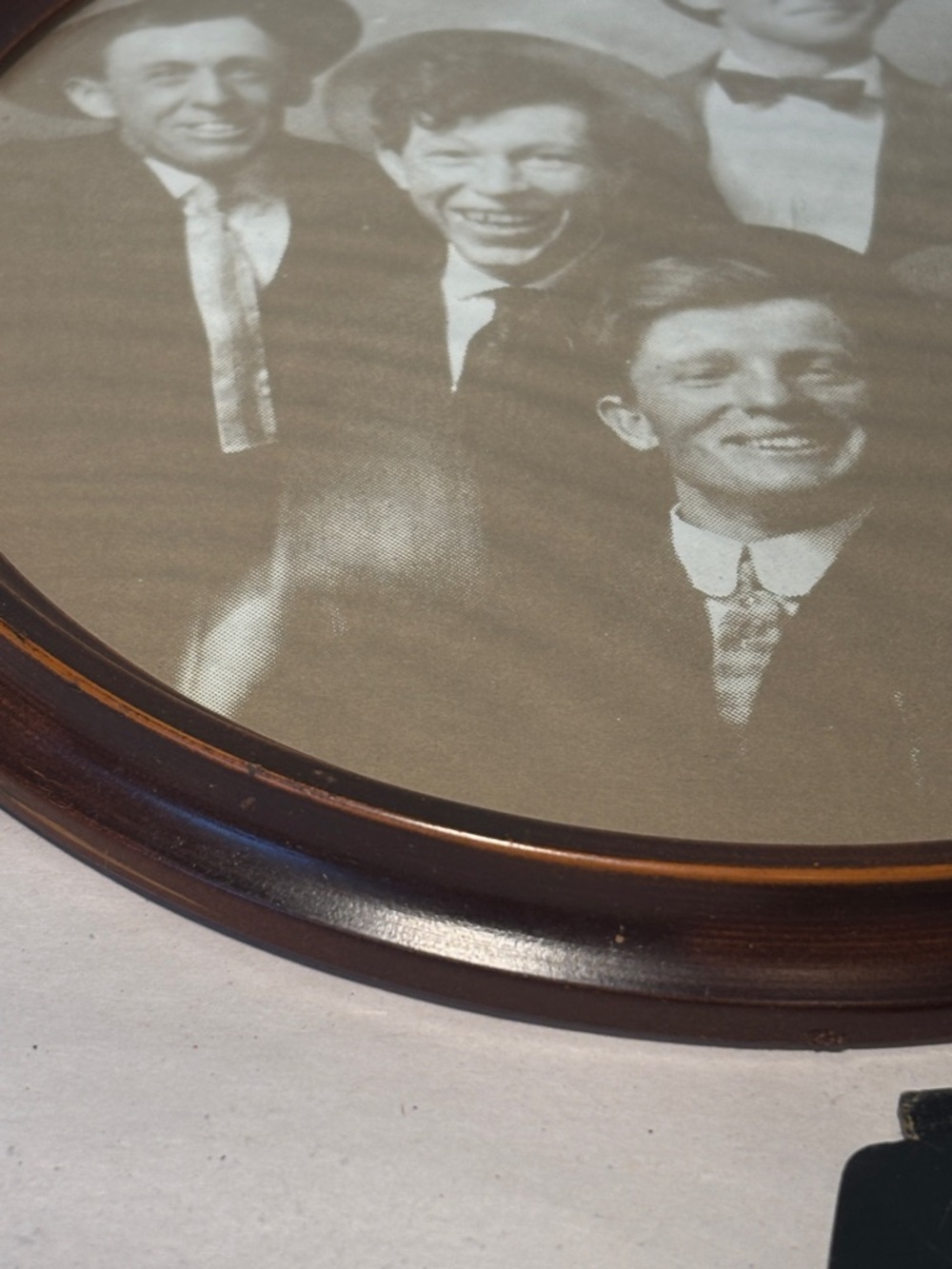 Round Hard Plastic Vintage Photo Frame - Picture 10 of 10